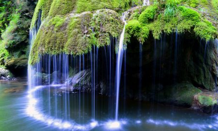 Cascada Bigăr se află în județul Caraș-Severin, în Parcul Național Cheile Nerei-Beușnița.. A fost considerată de cei de la National Geographic una dintre cele mai frumoase cascade din lume. Romani de Centenar, o campanie Q Magazine by Floriana Jucan